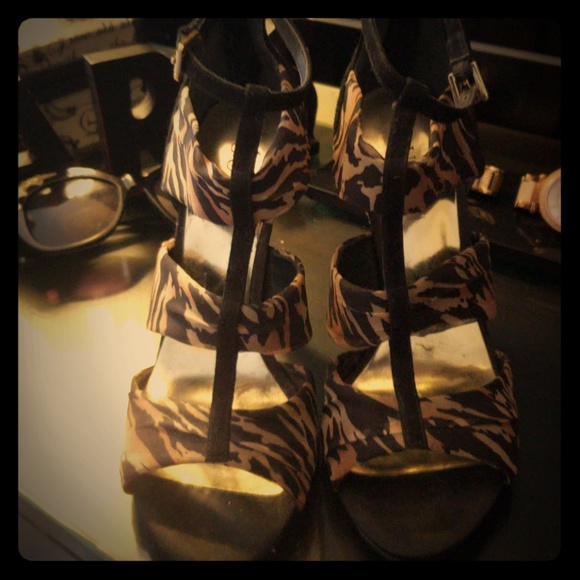 💗Guess" Sandals Heels" - Picture 2 of 3